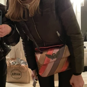 MAX JENNY väska  - Säljer nu min väska fårn max Jenny! Så fin och kan verkligen göra en outfit! Man kan både ha den lång eller kort 