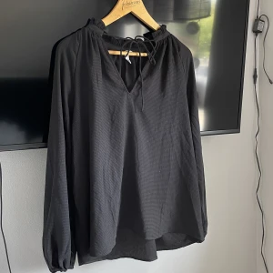 Blus - Skitfin blus i storlek S!! Säljer då den inte kommer till användning:) 