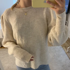 Stickad tröja  - Säljer denna jätte söta stickade tröjan, nästan aldrig använd💓köparen står för frakt