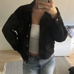 Svart denim jacka - Svart denim jacka från Zara. Har inga slitningar eller defekter.