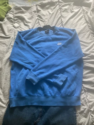 Nike sweatshirt  - Använd,defekterna syns på bilden. Herr medium! 