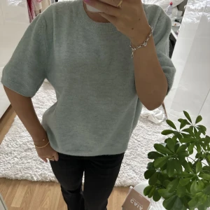Stickad kortärmad - Aldrig använd. Storlek XL men sitter såhär på mig som är xs/s💗💗mintgrön