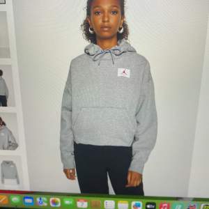 Mysig hoodie från Jordan! Knappast använd, slutsåld och köpt på Zalando! Nypris 779