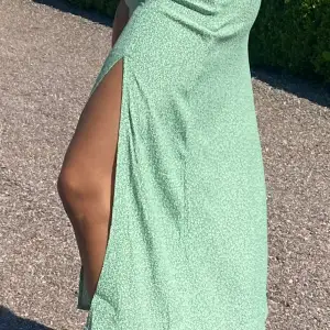 Grön blommig kjol från H&M strl: 34.  Använd fåtal gånger, i fint skick.