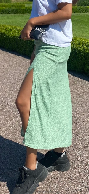 Kjol - Grön blommig kjol från H&M strl: 34.  Använd fåtal gånger, i fint skick.