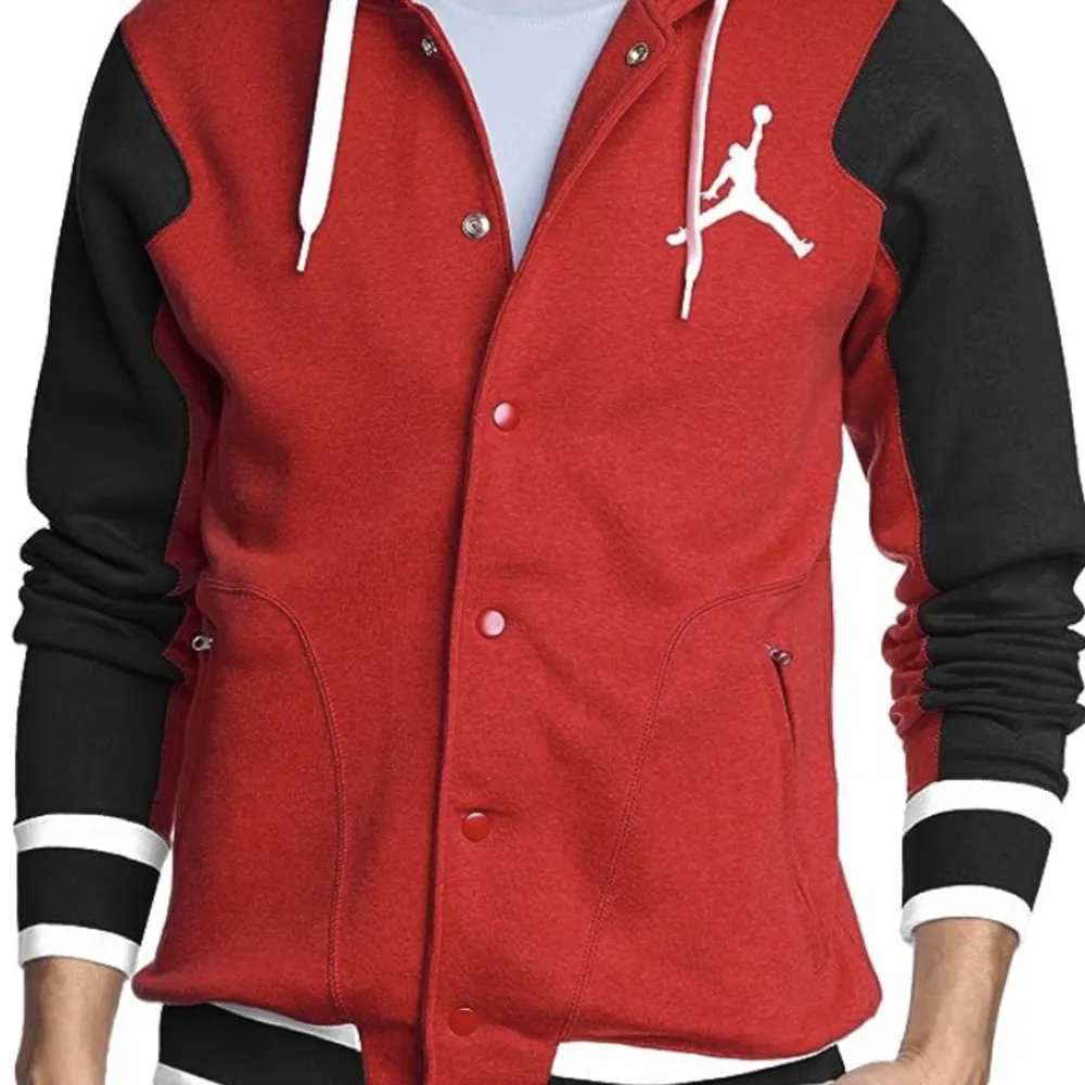 nike air jordan varsity hoodie. kan även användas som tunnare jacka. använd men bra skick. oversized fit. Hoodies.