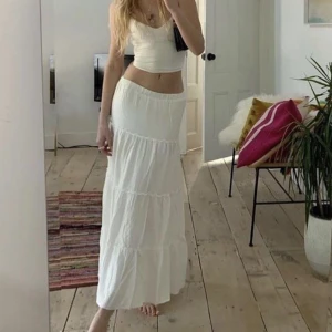 Vit maxikjol - Vit ”izzy skirt” från brandy melville. Knappt använd dvs perfekt skick!   De första bilderna är lånade