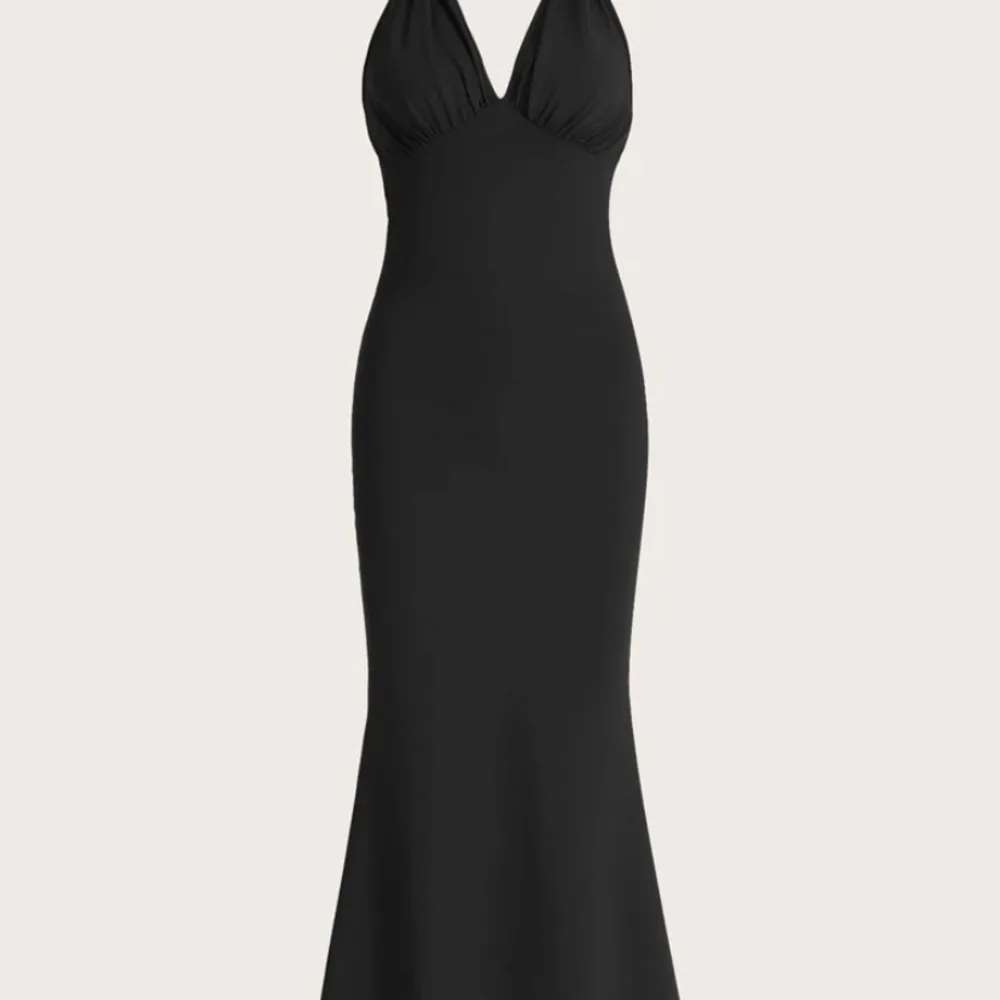 En elegant svart klänning som endast användts 1 gång. Funkar att ha på finare tillställning eller till vardag . Klänningar.