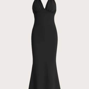 En elegant svart klänning som endast användts 1 gång. Funkar att ha på finare tillställning eller till vardag 