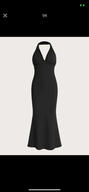 Rygglös svart klänning  - En elegant svart klänning som endast användts 1 gång. Funkar att ha på finare tillställning eller till vardag 