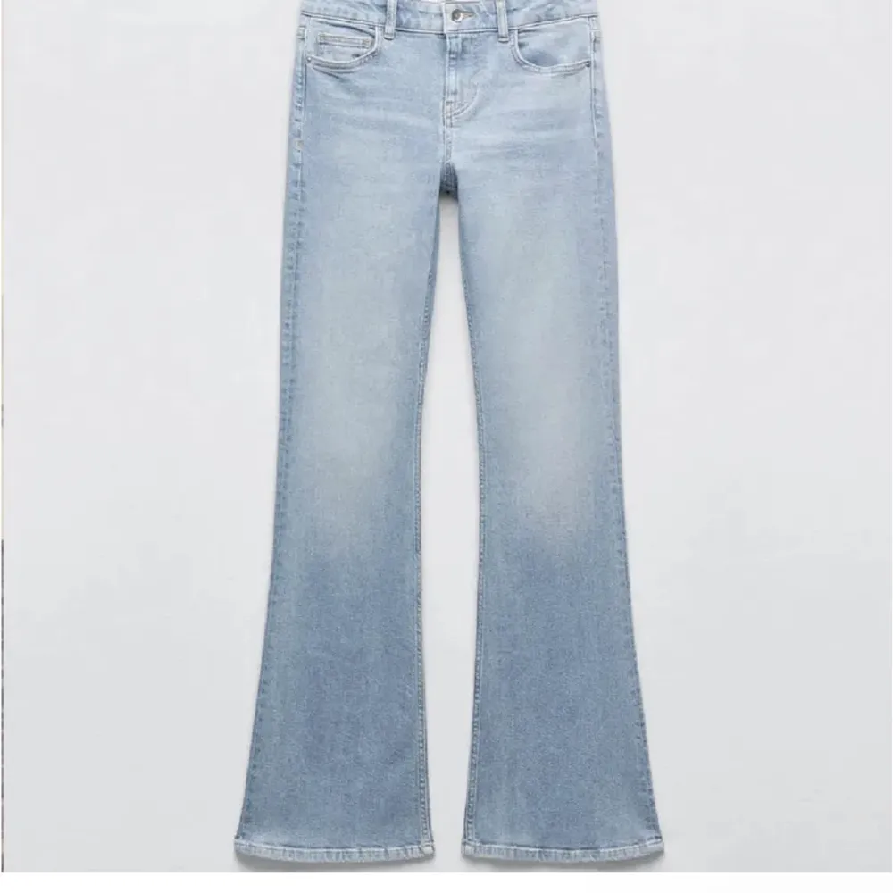 Low waist Bootcut jeans från zara, super snygga och sköna! Storlek 38 299+ frakt 💓💓 pris kan diskuteras . Jeans & Byxor.