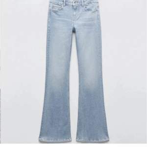 Low waist Bootcut jeans från zara, super snygga och sköna! Storlek 38 299+ frakt 💓💓 pris kan diskuteras 