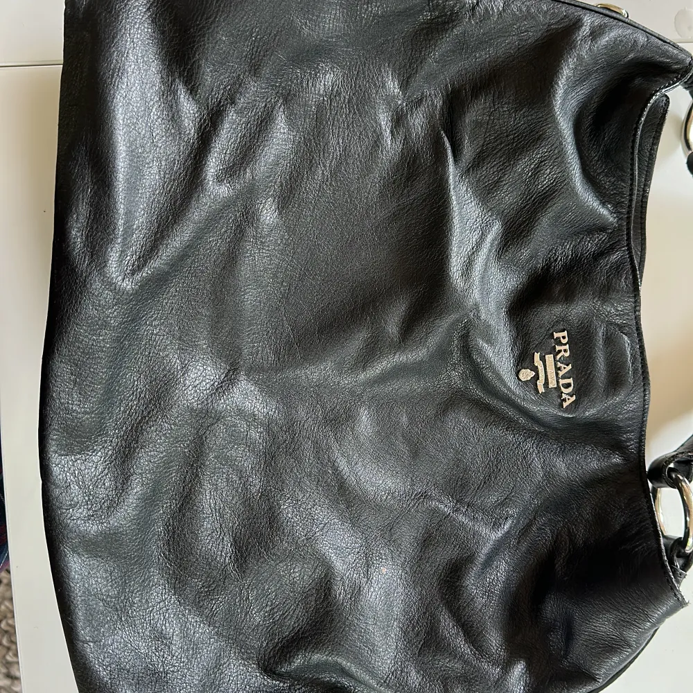 En bra och hållbar Prada väska. En kopia, köpt i Dubai. Äkta skin. Väskor.