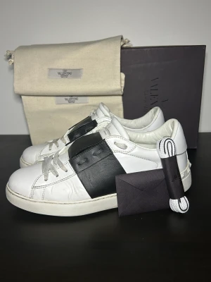 Valentino skor - Valentino open Pris: 3000kr Skick: 8/10 St: 40,5 All Og! Inte tvättade så sulan kan lätt bli som ny igen 