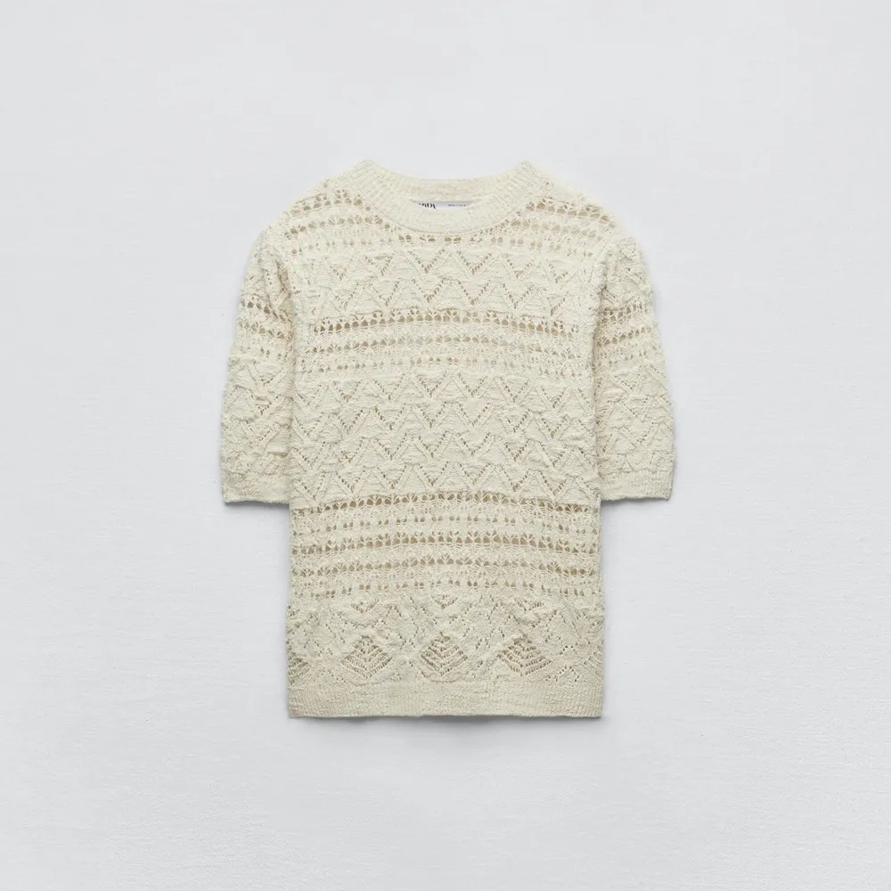 Säljer denna pointelle tröjan från Zara som aldrig kommit till användning! Lappen sitter kvar och den är i helt nytt skick💓. T-shirts.
