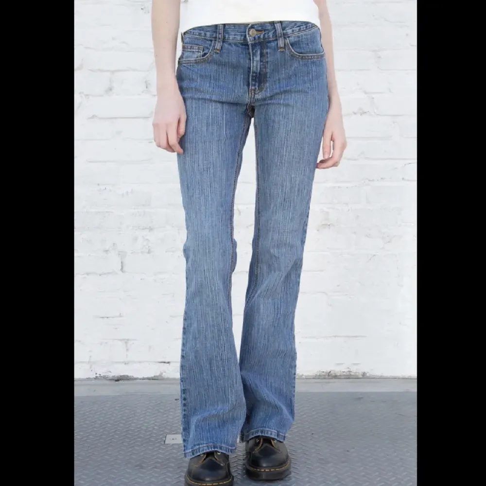 Säljer nu dessa super snygga lågmidjade bootcut jeans från  Brandy Melville i färgen 90’s Wash  Denim. Mycket bra skick!!!. Jeans & Byxor.