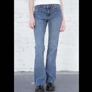 Säljer nu dessa super snygga lågmidjade bootcut jeans från  Brandy Melville i färgen 90’s Wash  Denim. Mycket bra skick!!!