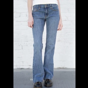 Brandy Melville Brielle 90’s Jeans - Säljer nu dessa super snygga lågmidjade bootcut jeans från  Brandy Melville i färgen 90’s Wash  Denim. Mycket bra skick!!!