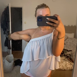 Topp - en superhärlig volangtopp i en fin söt färg 