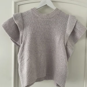 Stickad tröja  - Jätte fin lila stickad topp. Säljer den  eftersom jag inte hittar någon användning för den. Är storlek L men passar mig som vanligtvis har storlek s/m