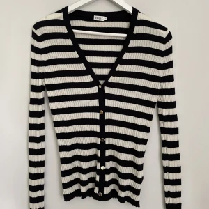 Kofta Filippa K  - Jättefin kofta från Filippa K. Säljer då den inte kommer till användning längre tyvärr. Super skönt material och har inga defekter. Är i storlek M men skulle säga att den är mer som en S. Pris går att diskutera🩷🩷