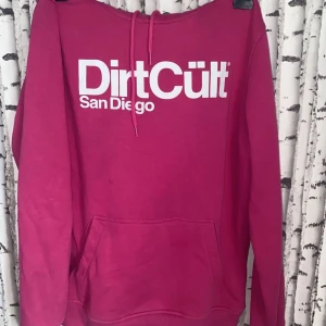 Dirtcült hoodie - Bra skick. En liten fläck på framsidan. Storlek m. Köparen står för frakt