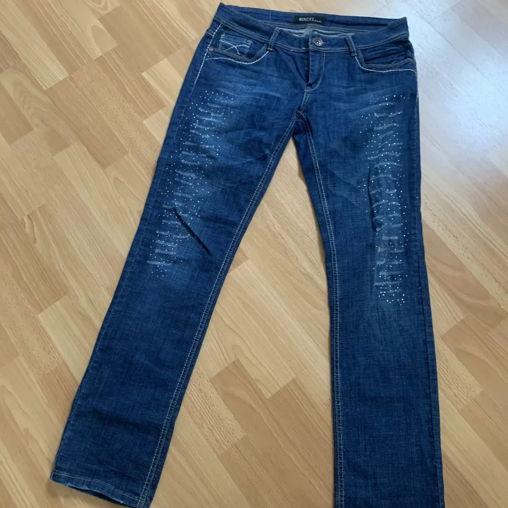 Coola lågmidjade jeans som jag hittade på en secondhand men dom var tyvärr för stora för mig 💕💕. Jeans & Byxor.