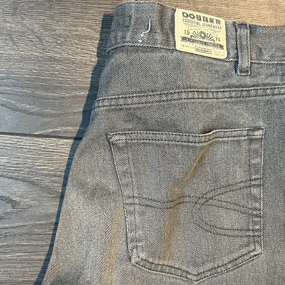 Mörkgrå vintage Dobber Jeans i bra skick. Rak och lagom vid passform! Midja: 42cm; Outseam: 103; Benöppning: 24cm. Fråga gärna om du undrar något!. Jeans & Byxor.