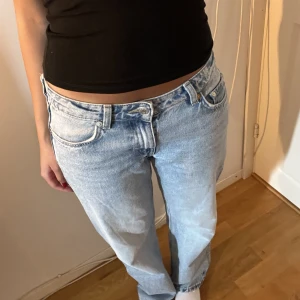 Weekday jeans - Säljer två par Weekday jeans i modellen arrow. Dem mörkare blåa jeansen har slitage på ena änden av benet, annars är dem helt felfria och knappt använda! Köpte för 590kr men säljer dem för 350kr Skriv i DM för fler frågor/detaljer🫶🏼