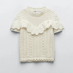 Vit/beige stickad Zara topp - En stickad topp med volanger från Zara. Endast använd 1 gång💕 Storlek M men passar på mig som brukar ha S. Buda med minst 10kr varje gång!