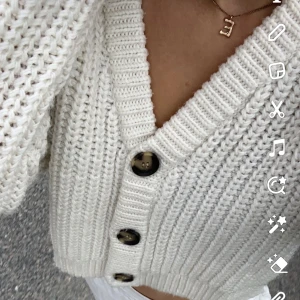 stickad kofta  - jättefin stickad kofta från hm, väldigt tjock så den håller värmen, knappt använd ❤️