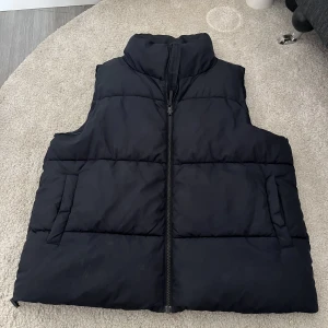 Dun väst  - En dun väst från Bikbok, typ aldrig använd 