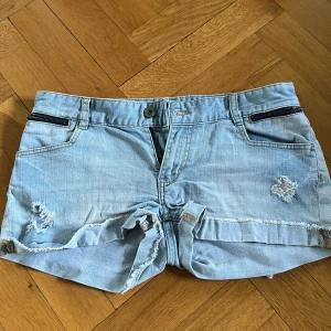 Lågmidjade shorts - Så snygga shorts i perfekt denimfärg. Ääälskar. Midjemått är 88cm