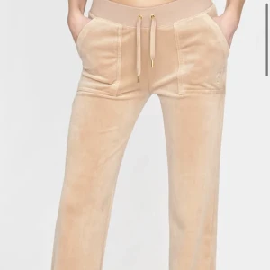 Juicy byxkor  - Säljer mina helt nya äkta juicy byxkor i storlek s, säljs pga av att de är för stora på mig. Buda gärna de är aldrig använda bara testade när jag skulle köpa dem. Kvitto finns inte men lappen finns kvar på byxan 