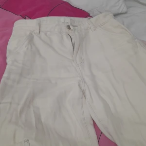 Vita cargos - Dessa är så himla fina cargobyxor med en denim typ av tyg och icke genomskinligt krämvit tyg. De har jag använt, däremot är de i fortfarande mycket bra skick