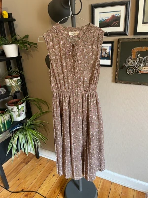 Retro klänning (aus) - Superfin retro klänning 50/60tal från Cream i Australien.  Size 13 (mellan M-L)