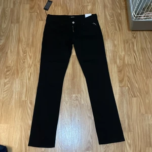 Jeans - Ett par jeans som aldrig har användt prislap kvar 