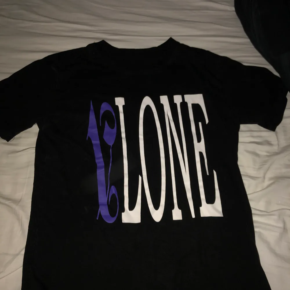 En Vlone T-shirt som jag har haft ett bra tag nu säljer då den inte kommer till användning vet inte om den är äkta eller inte därav priset. T-shirts.