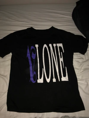 Vlone X palm angels T-shirt - En Vlone T-shirt som jag har haft ett bra tag nu säljer då den inte kommer till användning vet inte om den är äkta eller inte därav priset