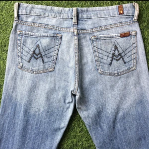 7 for all man kind jeans  - Second hand 7 for all mankind jeans med as snygga fick detaljer, storlek 28/32 skulle säga att som motsvarar storlek M och lösare på S🙏 nypris 900kr