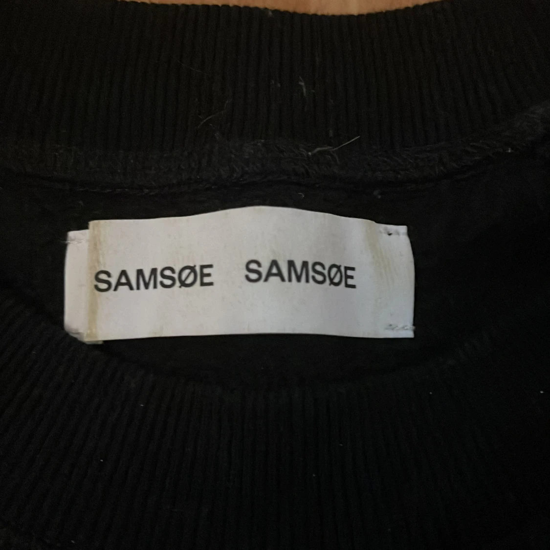 En svart tjocktröja - 90