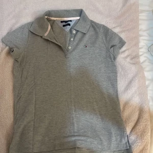Tommy hilfiger tröja  - En går tröja som har används några få tals gånger 