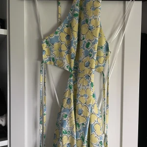 ZARA klänning - Jätte söt klänning från zara. Helt ny. Strl S. Köpt för 359kr.  Skriv för fler bilder. Skriv för prisförslag!💕