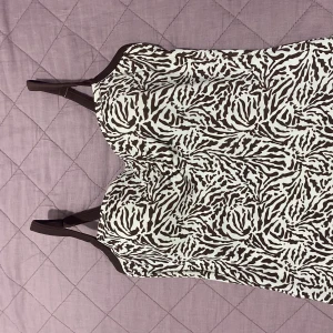  Linne  - Jätte fin sitter perfekt och formar kroppen fin, och sitter skön vid bröstet 