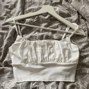 Vitt linne  - Ett vit linne som använts fåtal gånger, inga fläckar eller hål precis som nytt  