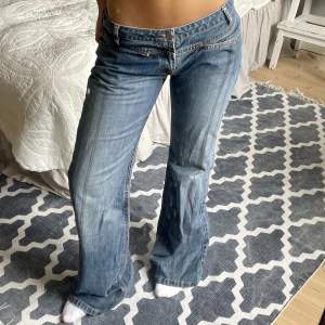 Assnygga lågmidjade vintage jeans från roxy jeans. Innerbens längden är 82 cm! Midjemåttet är 42 cm rakt över! Möts i Stockholm ❤️‍🔥❤️‍🔥