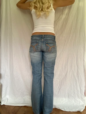 Lågmidjade bootcut jeans  - Midjemått- 39 cm (rätt över)  Inerbenslängd - 76 cm  Jag är 170 på bilderna! Inga defekter!  Du kan använda KÖP NU💕