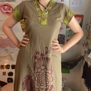 Hippieklänning💞 - Jätte cute grön klänning med lila blom mönster på❤️