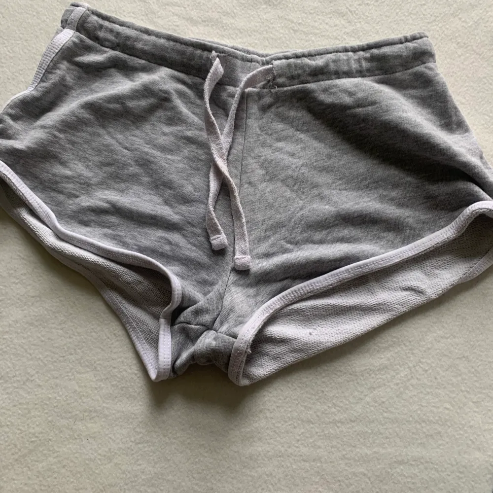 Säljer dessa gråa Lågmidjade shortsen från h&m som blivit för små,inga defekter och pris kan diskuteras . Shorts.