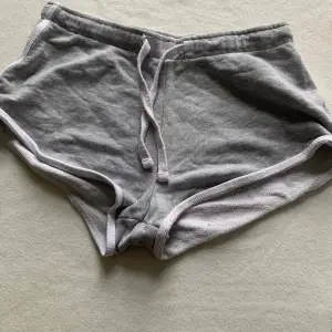 Säljer dessa gråa Lågmidjade shortsen från h&m som blivit för små,inga defekter och pris kan diskuteras 